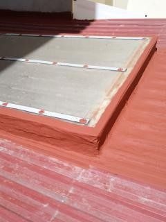Claraboya abierta en obras, con el marco de madera visto